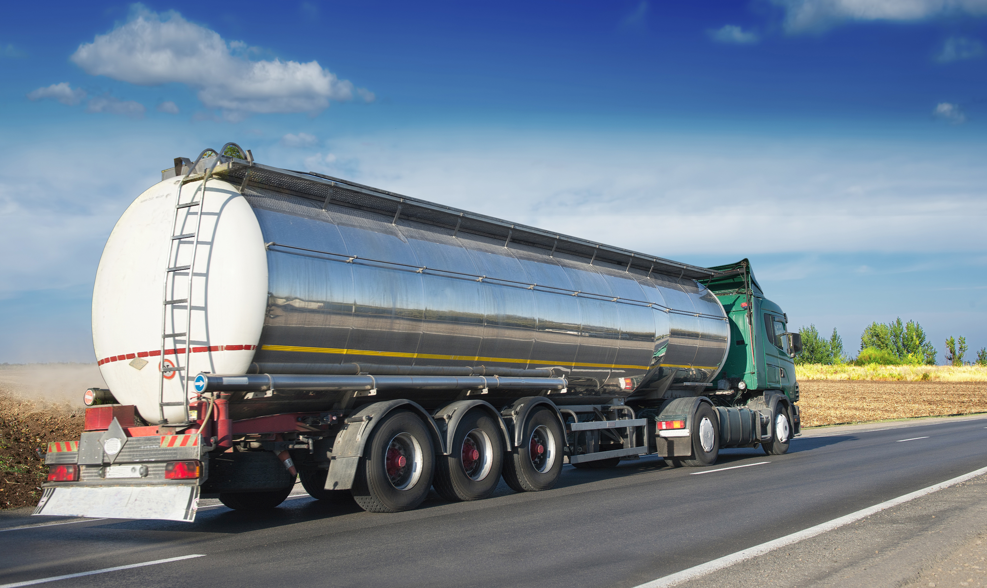How Much Gas Does a Tanker Truck Hold? Capacity Explained Combien de gaz tient un camion-citerne? Capacité expliquée