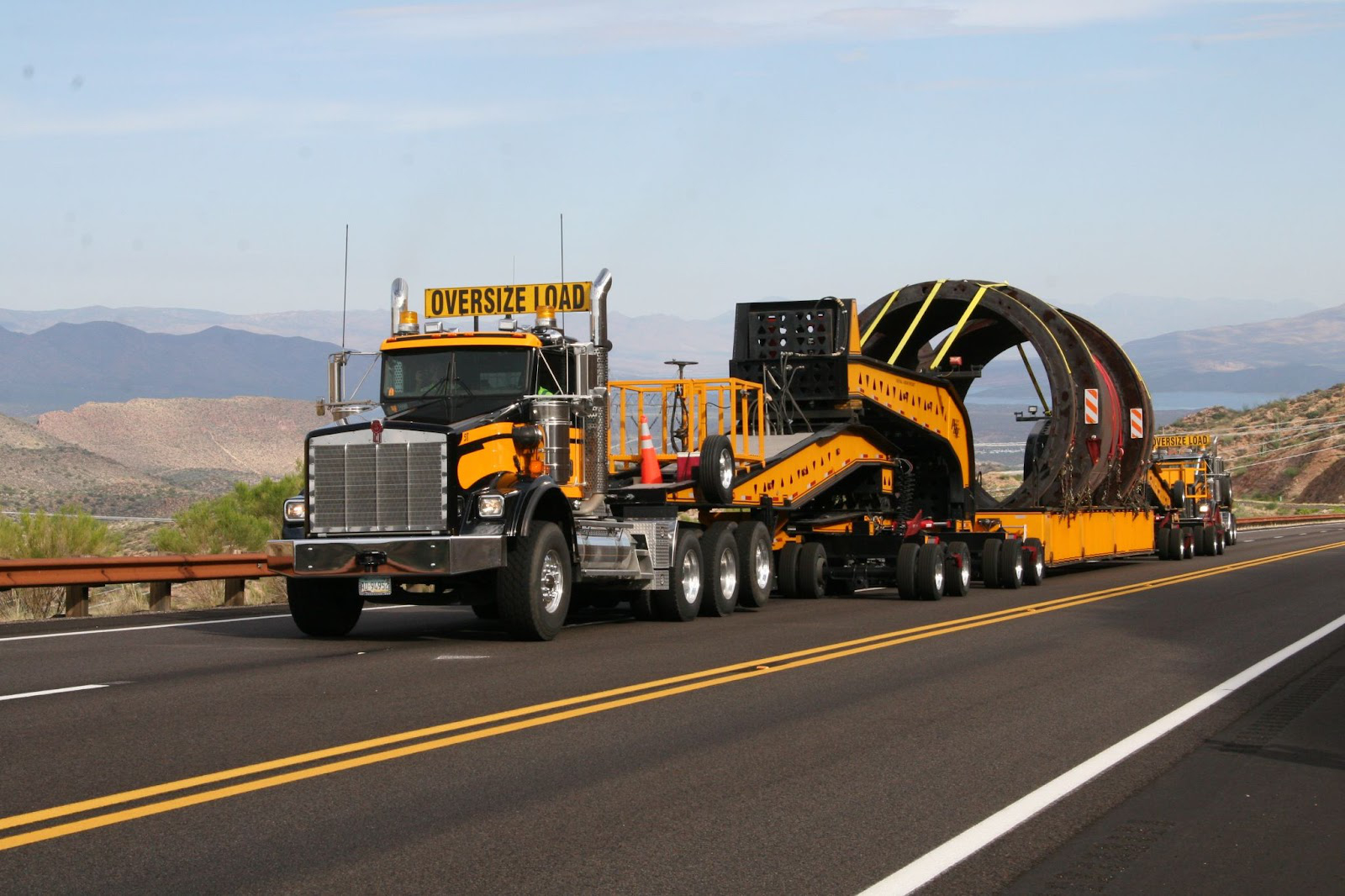 What Heavy Haul Trucking Is and Why It Matters Ce qu'est le camionnage de transport lourd et pourquoi c'est important