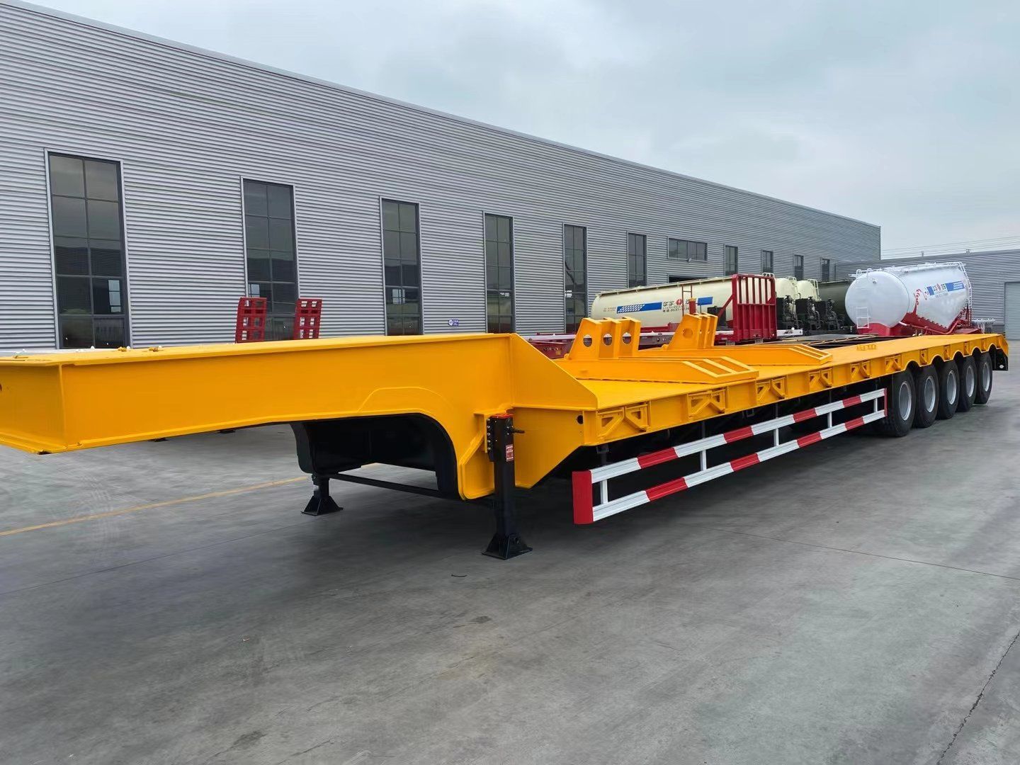 What Features Are Needed In A Low Bed Semi-Trailer? Quelles fonctionnalités sont nécessaires dans un semi-remorque à lit bas?