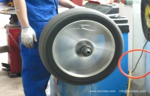 four-wheel dynamic balancing (1) Équilibrage dynamique à quatre roues (1)