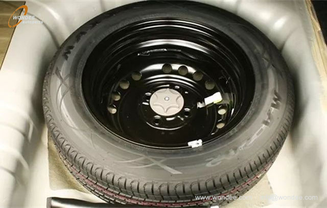 spare tire (1) pneu de secours (1)