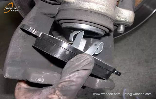 changing the brake pads (4) Changer les plaquettes de frein (4)