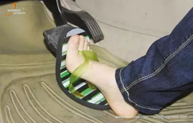 wear slippers while driving (3) Portez des pantoufles en conduisant (3)