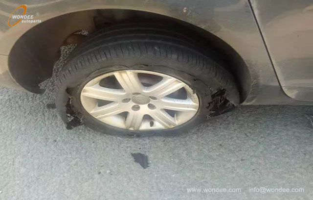 Flat tire (3) Pneu plat (3)
