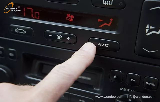 Lorsque vous démarrez la climatisation dans la voiture, vous pouvez entendre un son éclaté. Le compresseur est-il un déplacement fixe?