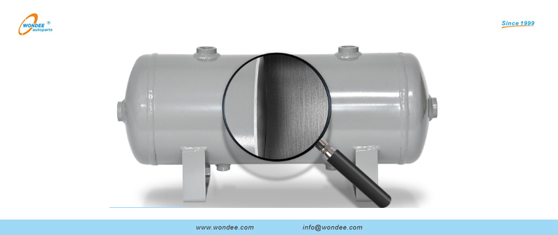 Air tank with multiple independent spaces Réservoir d'air avec plusieurs espaces indépendants