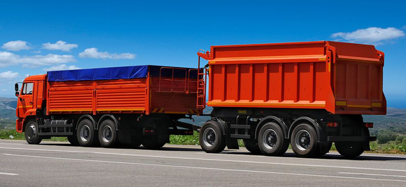 Un camion robuste se connecter avec une remorque complète
