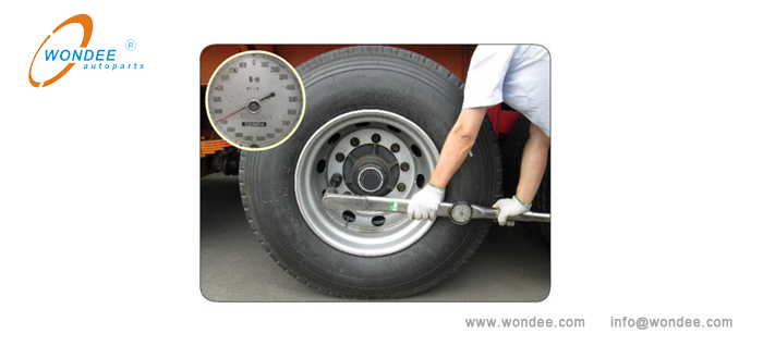 Tightening wheel bolts Serrer les boulons de roue