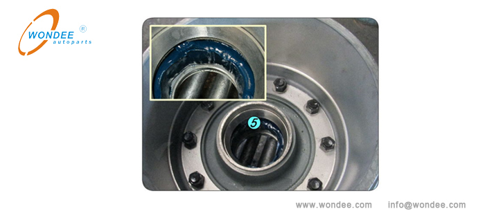 Lubrication position of hub cavity Position de lubrification de la cavité de moyeu